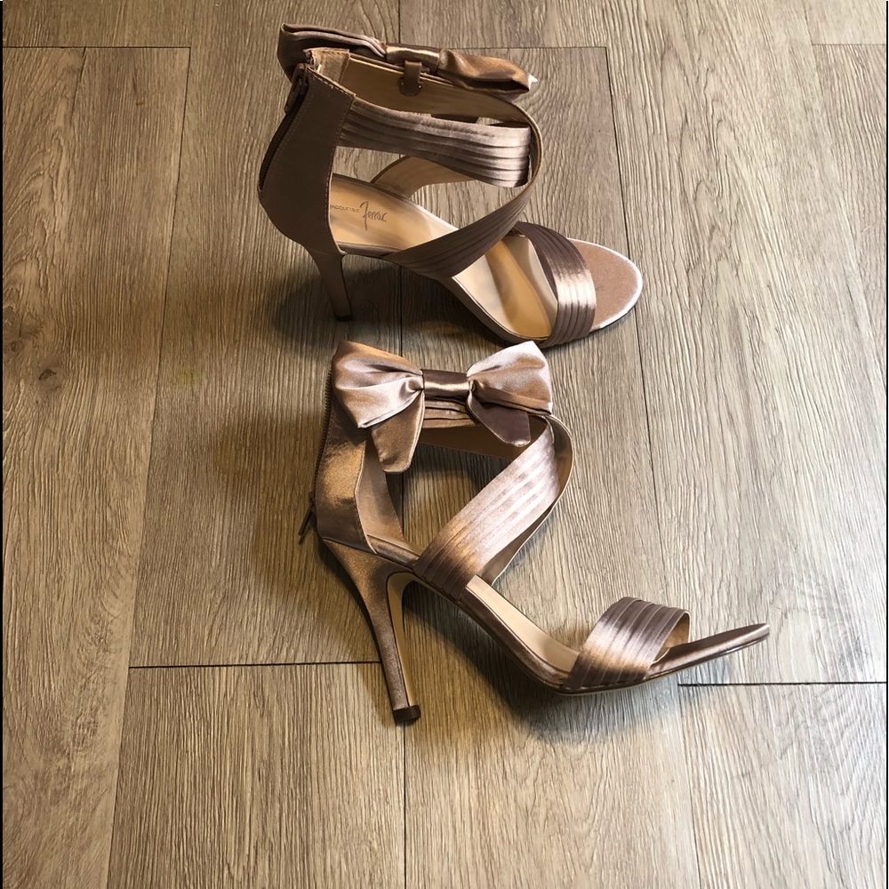 Brand New Women’s satin taupe heels size 8.5